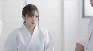 蓝色长裙网红脸外围妹 揉捏奶子撩起裙子扣穴 埋头深喉抗腿猛操 站立扶腰后入撞击